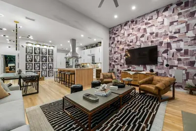 Image de Edgewater Elegance- Gorgeous 2 Bed on Katy Trail!