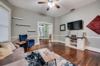 Image de Cozy on Victor: 3 Bedrooms of Style & Comfort