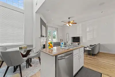 Image de La Vista Luxe: Modern 3-Bedroom Gem