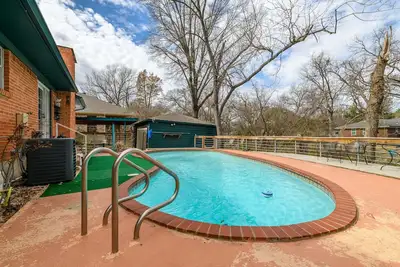 White Rock Poolside Retreat- 4 Beds & a Private Pool