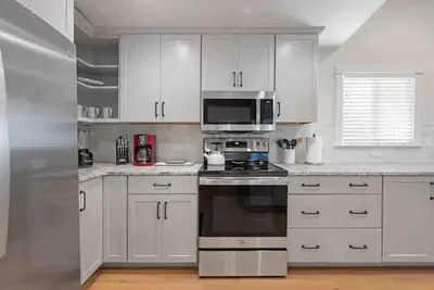 Image de Downtown Dream: Modern Comfort