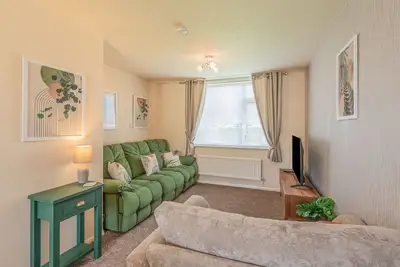 Image de Chester 3 bedroom home close to city, Tv in every bedroom, sleeps 5 by Restfully