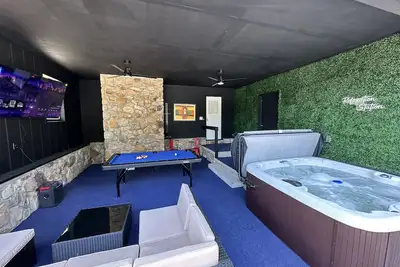 Image de Sleeps8 w/ hot tub, pool table/ fire pit, plenty of outdoor seating w/ big yard