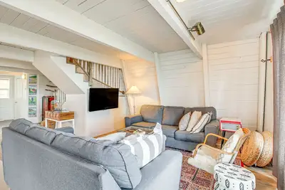 Image de Bayfront Luxemburg Cabin Rental w/ Private Beach!