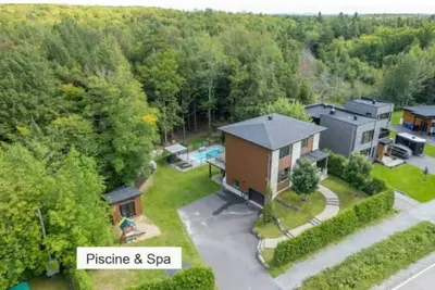 Image de 3 minutes du Mont Orford! - Grande Maison avec Spa