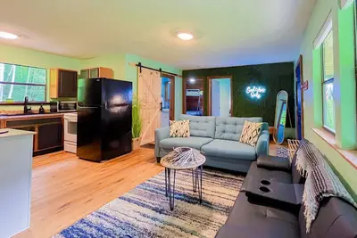 Image de Midnight Hideaway! Perfect Family or Date Night Getaway!