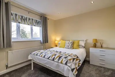 Image de 2 Bed Home, Private Garden, Close to City Hospital, Long Stays Welcome, Parking