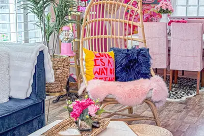 Image de Experience the unique charm centrally located at Pink Bloom Cottage! \n