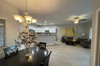 Image de Great Location, gated community and pool!