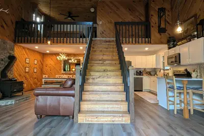 Image de Hideout large family chalet updated with pool table, darts, poker table & more!