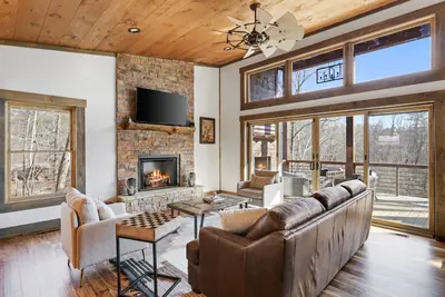 Image de Blueridge Ga area. Fishing Creek Cabin. Hot Tub, Arcades, Grill