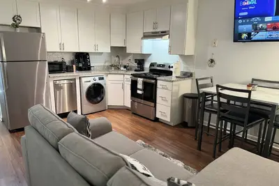 Image de Cozy downtown Cottonborough apartment fully furnished minutes from King St