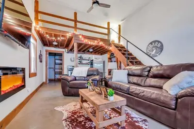 Image de Secluded Stay • The Den at J-Barn