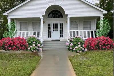 Image de A comfortable country cottage with unique charm and appeal.