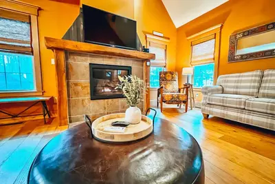 Image de Wagging Tails Meet Hot Trails!