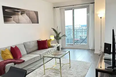 Image de 35% Off! Winter Comfort Oasis &Subway &Parking, Pool, Buzzing Restaurant District