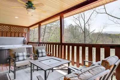 Image de Cozy Sevierville Cabin w/ Hot Tub, Mountain Views!