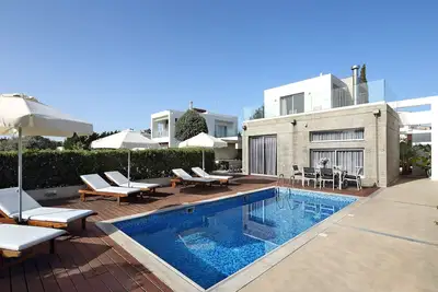 Image de Superb Beach Villa, Modern, heated Pool, ideal for weddings, Quiet area  (4) 307