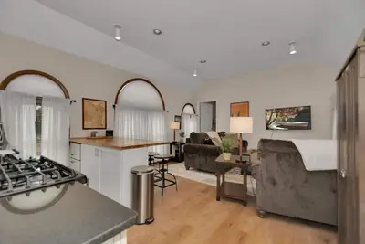 Image de Modern 1 Bedroom Unit Near Central Bay View Mke