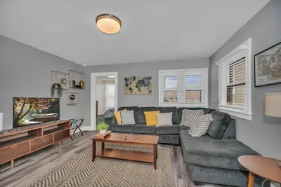 Image de Spacious Top Floor Home on Kk Ave Bayview