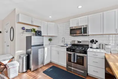 Image de 3 Br House + Front Studio Unit w/ 2 Car Garage - Sleeps 12 in Walker's Point!