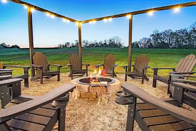 Image de New! Mins to Distilleries! Hot tub, Game Room, Firepit, Luxury, 5-Acres!