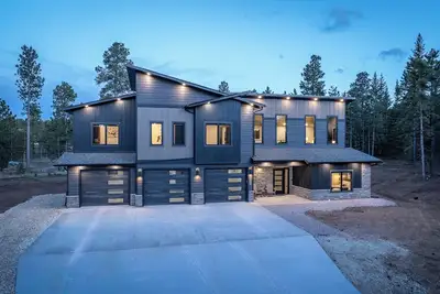 Image de Luxury property with 5 King Suites Air Conditioning, Pool Access, Hot Tub & Wifi