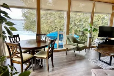 Image de Cozy Lakeside Cottage on Lake Scugog\n\n