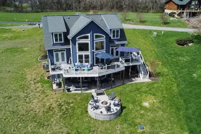 Image de Dog friendly waterfront home restaurant boat rentals arcade putt putt ice cream