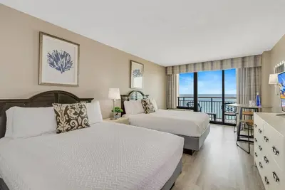 Image de Oceanview Studio - Beach Steps Away!