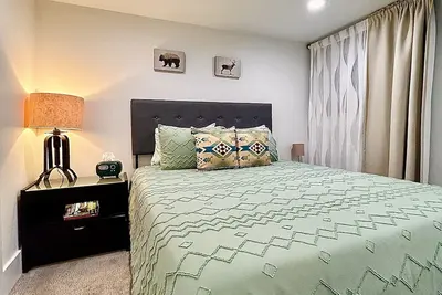 Image de Clean, Spacious, Centrally Located 2-Bed Basement Apartment