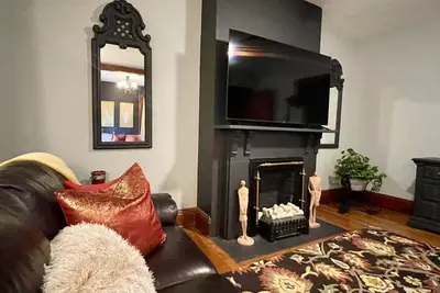 Image de Charming & Spacious~ 4 Bedroom~ Downtown