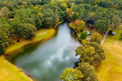 Image de 12-Acre Oasis: Picturesque Lakefront Sanctuary near Atl