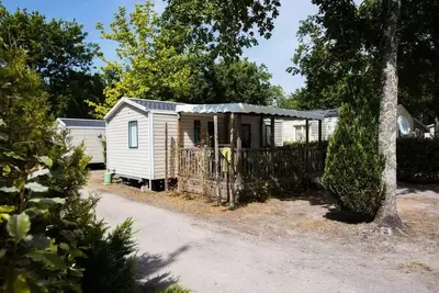 Image de Mobil-home Confort 28m² - 2 chambres + terrasse couverte + Tv 4 personnes