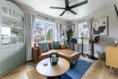 Image de Cozy 100-year-old Brick Cottage. Thoughtfully designed for Travel Professionals.