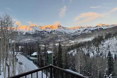 Image de Penthouse Mountain Villa - Ski-in/Ski-out on Sundance run.