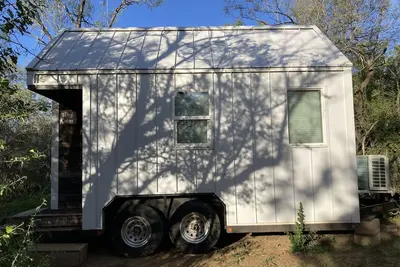 Image de Tiny home nestled in a small patch of forest 20 minutes south of San Antonio.