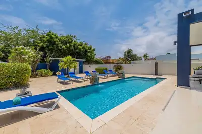 Image de Modern & Spacious 4br3ba w/ Pool & Close to Beach!