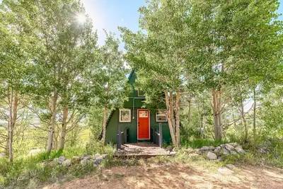 Image de A-Frame Triangle Cabin - Hot tub - Panoramic Mountain Views
