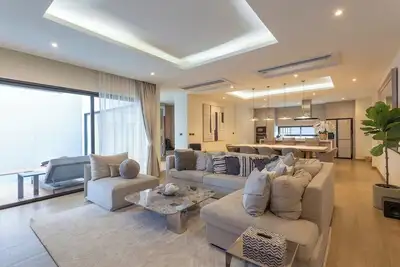 Image de \"Executive Luxury: No Expense Spared, Beautiful! \"