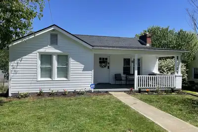 Image de Fully remodeled cottage within 15 minutes of everything!