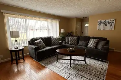 Image de Cozy limestone duplex home centrally located near Indy’s landmarks.