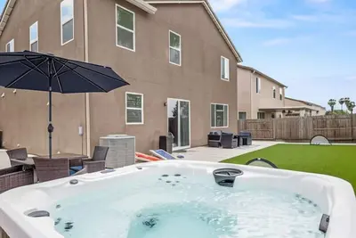 Image de New Clovis House - 4 Bed: 3 Bath - Hot Tub - Garage