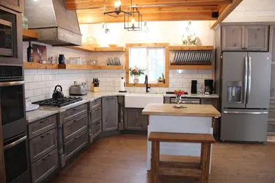 Image de Ultra Luxury Mountain Retreat w/hot tub and huge game room with a bar & smart tv