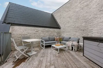 Huswell - Wide top-floor apt with private parking