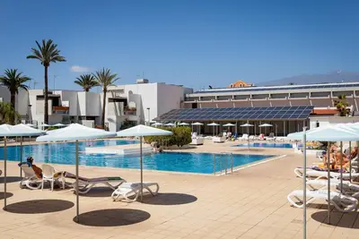 535 Primavera Hébergement lumineux avec piscine