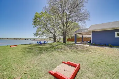 Image de Lakefront Eufaula Cabin w/ Fire Pit & Private Dock