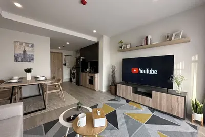 Image de 5 mins to Bts Surasak Family 2Bedrooms 2br w/Pool/Gym/Wi-fi@Sathorn\n