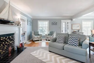 Image de Cozy Blue House on the Shores of Lake Erie