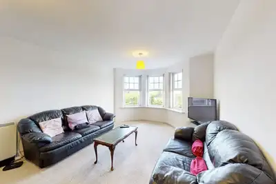 Image de Cozy 2 Bed Apartment with Free Parking & Lift - 3 min to Station